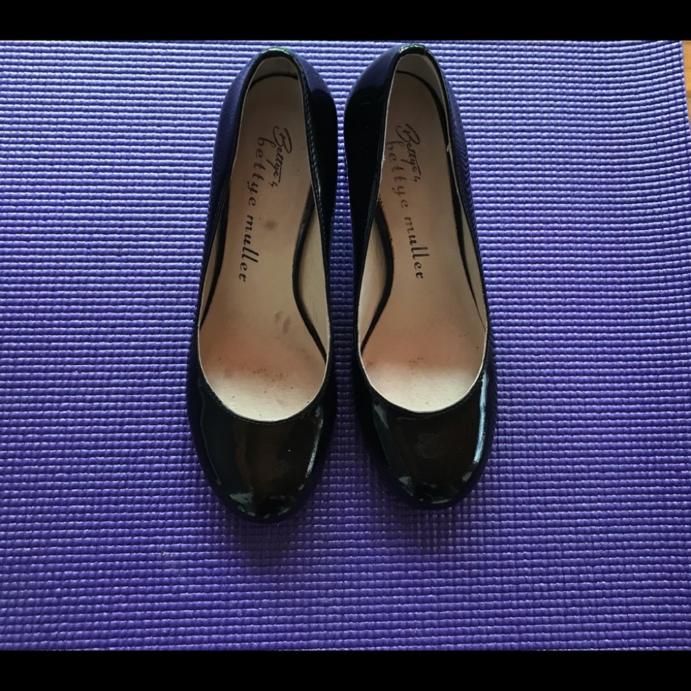 Bettye Mueller Black Patent Leather Pumps